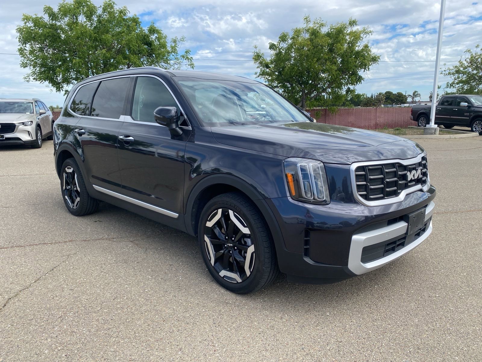 Used 2025 Kia Telluride S image 3
