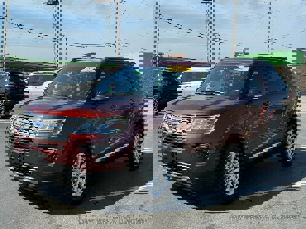 Used 2018 Ford Explorer XLT w/ Equipment Group 201A image 9