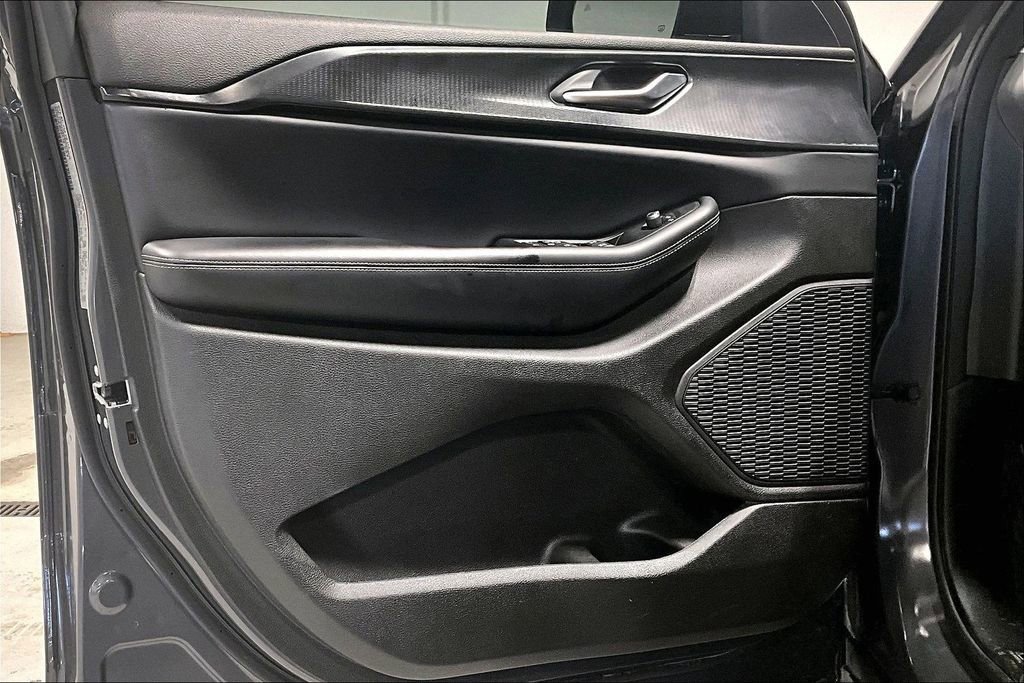 Used 2024 Jeep Grand Cherokee Laredo w/ Trailer Tow Package image 20