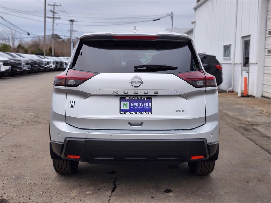 Used 2025 Nissan Rogue SV image 4