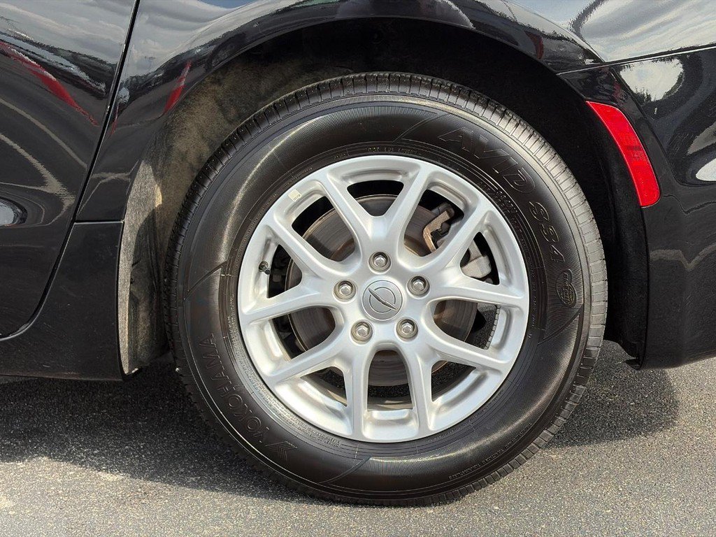 Used 2025 Chrysler Pacifica Select FWD image 9