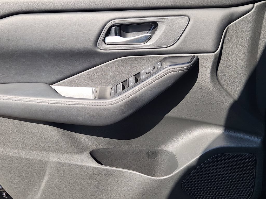 Used 2025 Nissan Rogue SV FWD image 17