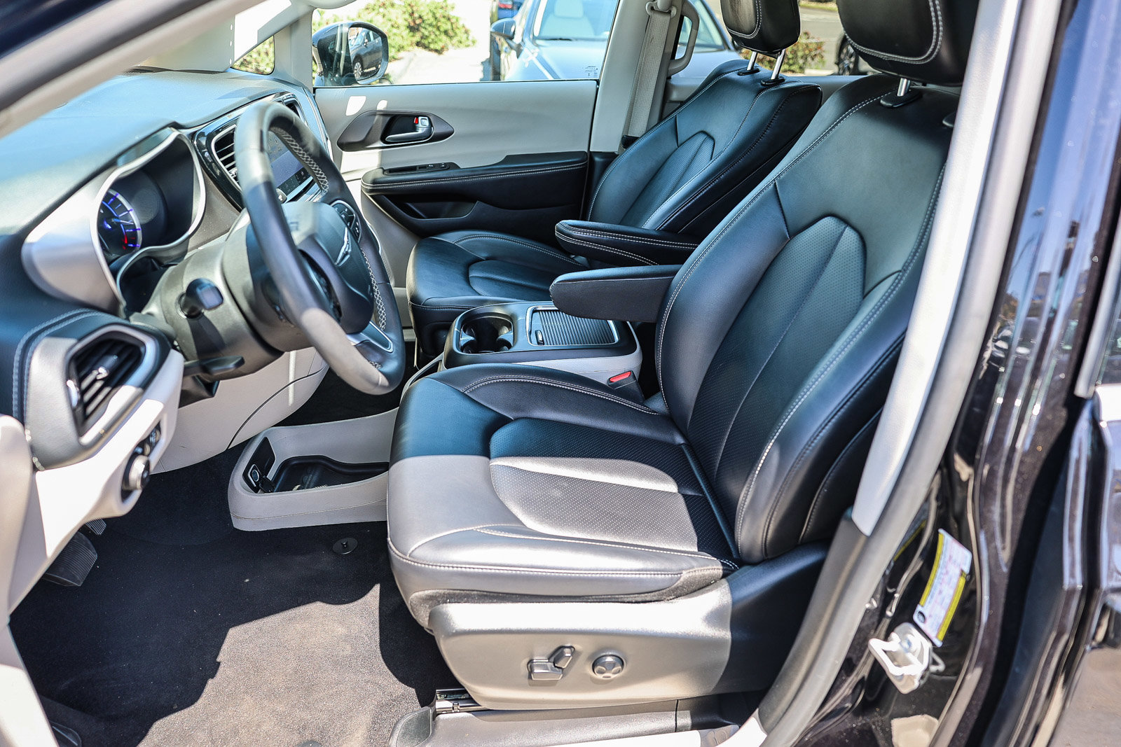 Used 2024 Chrysler Pacifica Select FWD image 10