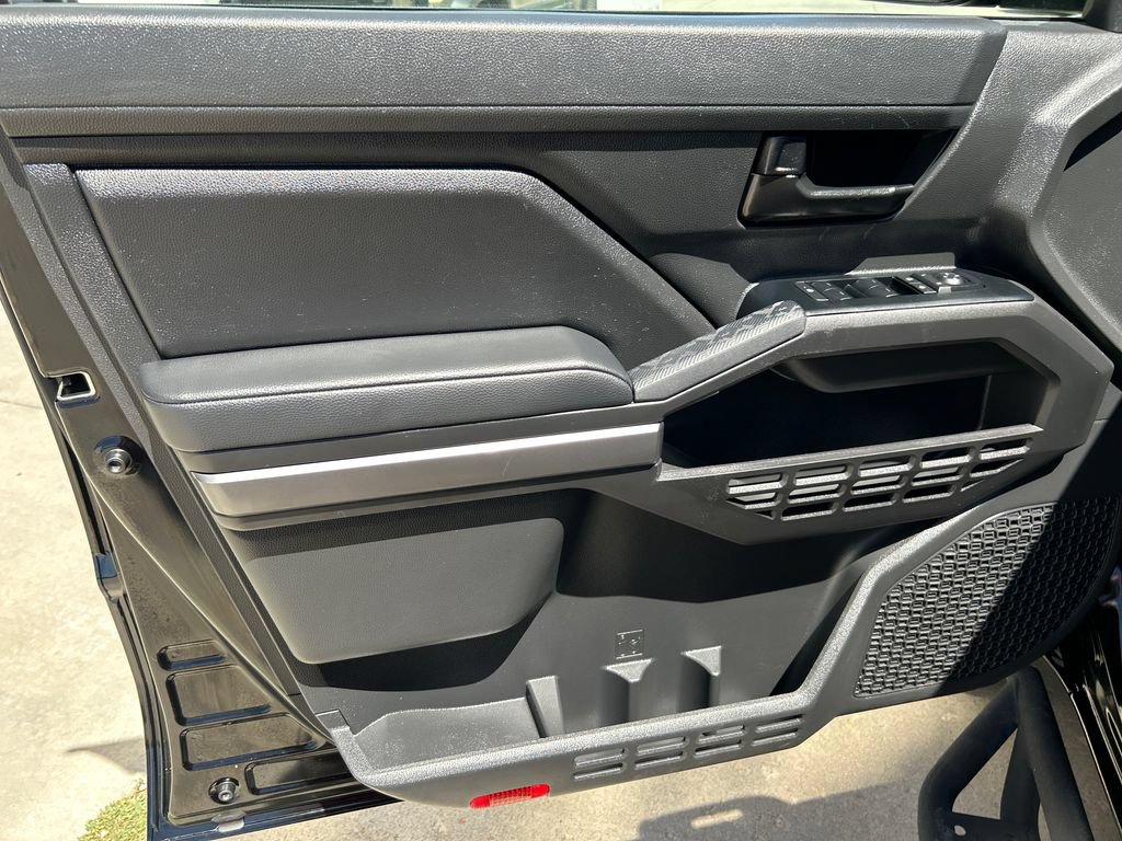 Used 2025 Toyota Tacoma SR5 AWD/4WD image 11
