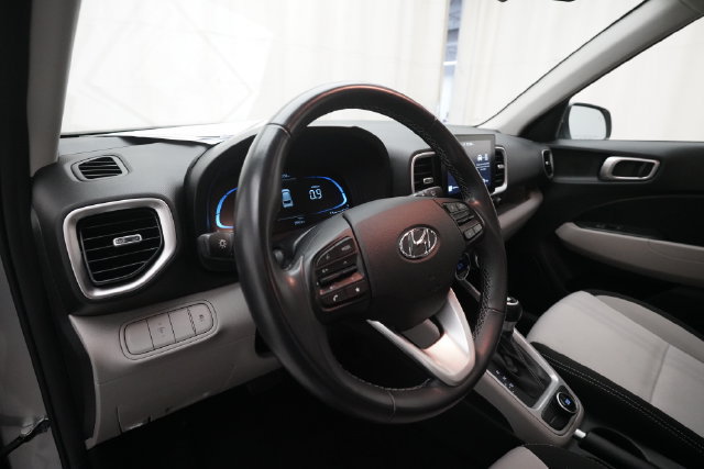 Used 2025 Hyundai Venue SEL FWD image 8