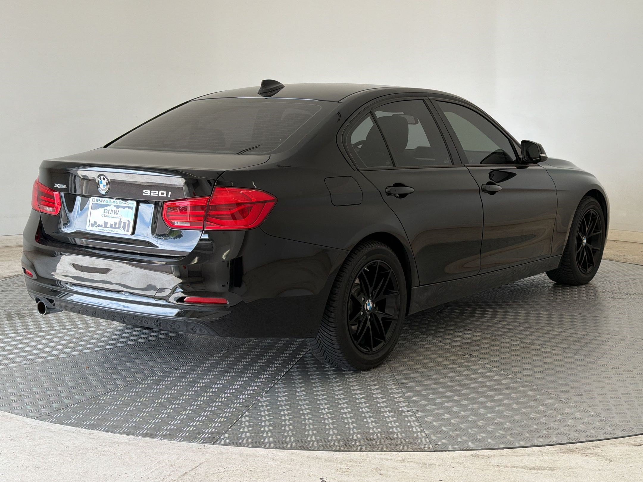 Used 2018 BMW 320i xDrive Sedan AWD/4WD image 9