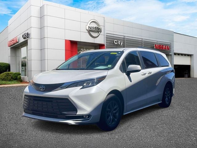 Used 2023 Toyota Sienna XLE FWD image 4