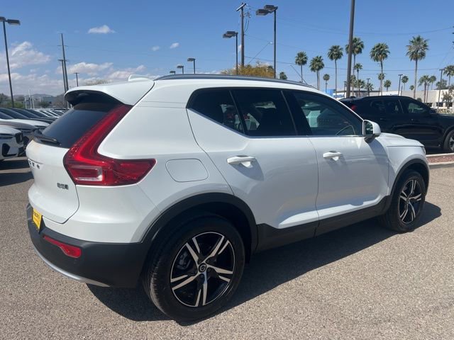 Used 2025 Volvo XC40 B5 Core w/ Climate Package image 3