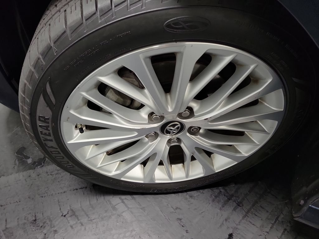 Used 2018 Toyota Camry XLE FWD image 13