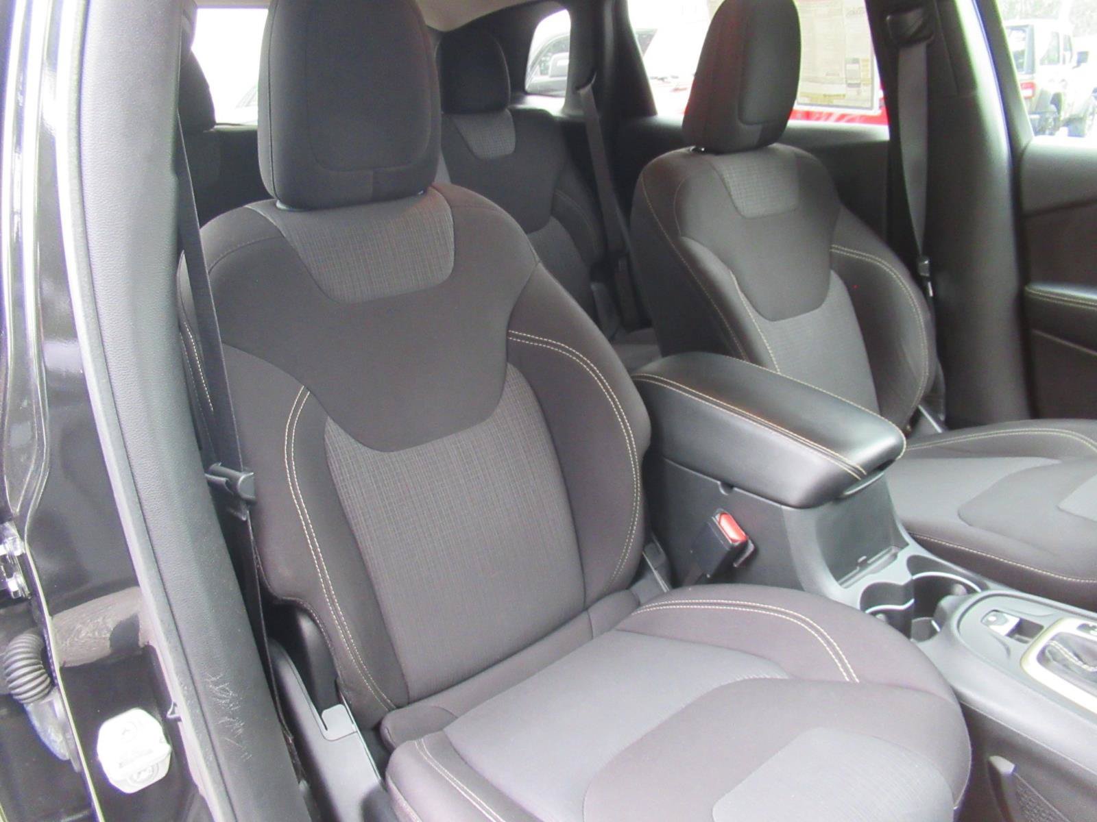 Used 2015 Jeep Cherokee Latitude w/ Cold Weather Group AWD/4WD image 10
