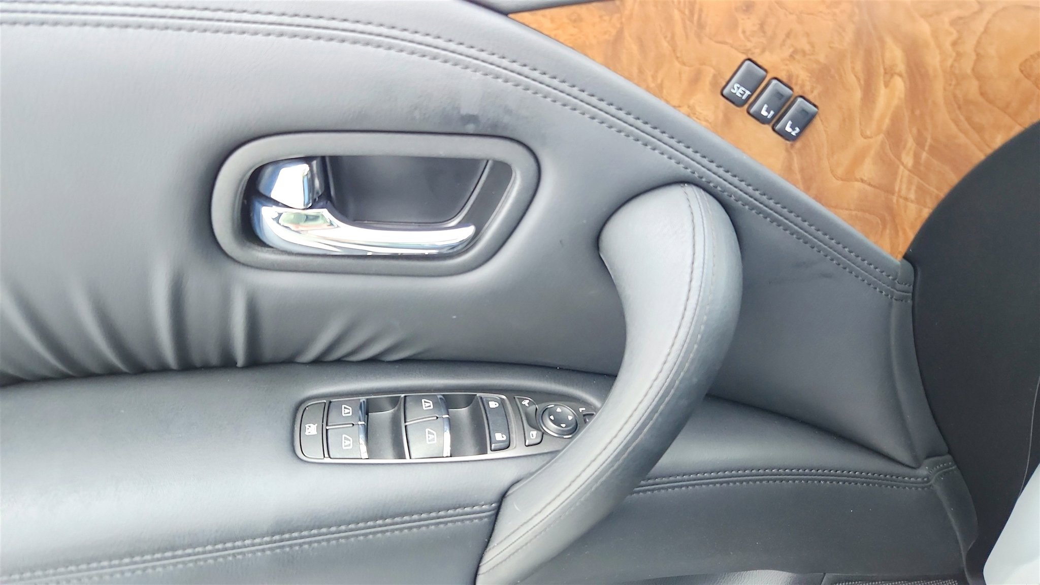 Used 2024 Nissan Armada SL w/ Captain's Chairs Package image 31