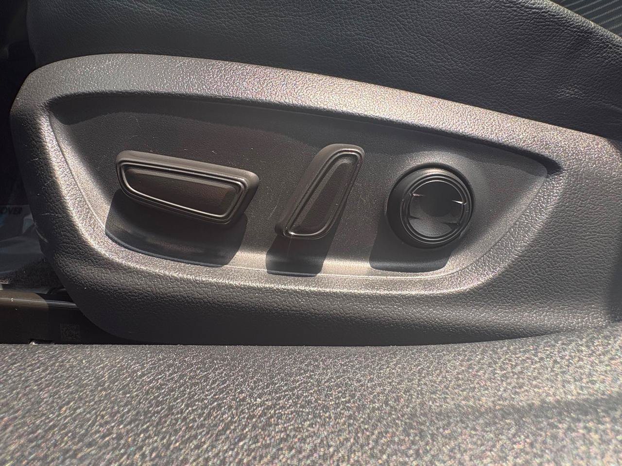 Used 2018 Toyota Camry SE w/ Moonroof Package FWD image 40