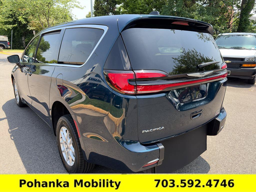 Used 2023 Chrysler Pacifica Touring-L FWD image 8