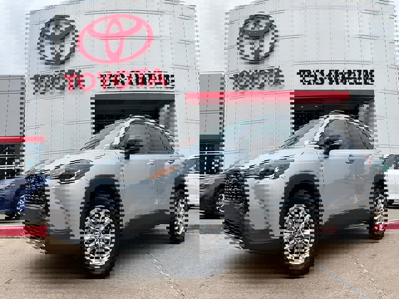 Used 2025 Toyota Corolla Cross LE image 2