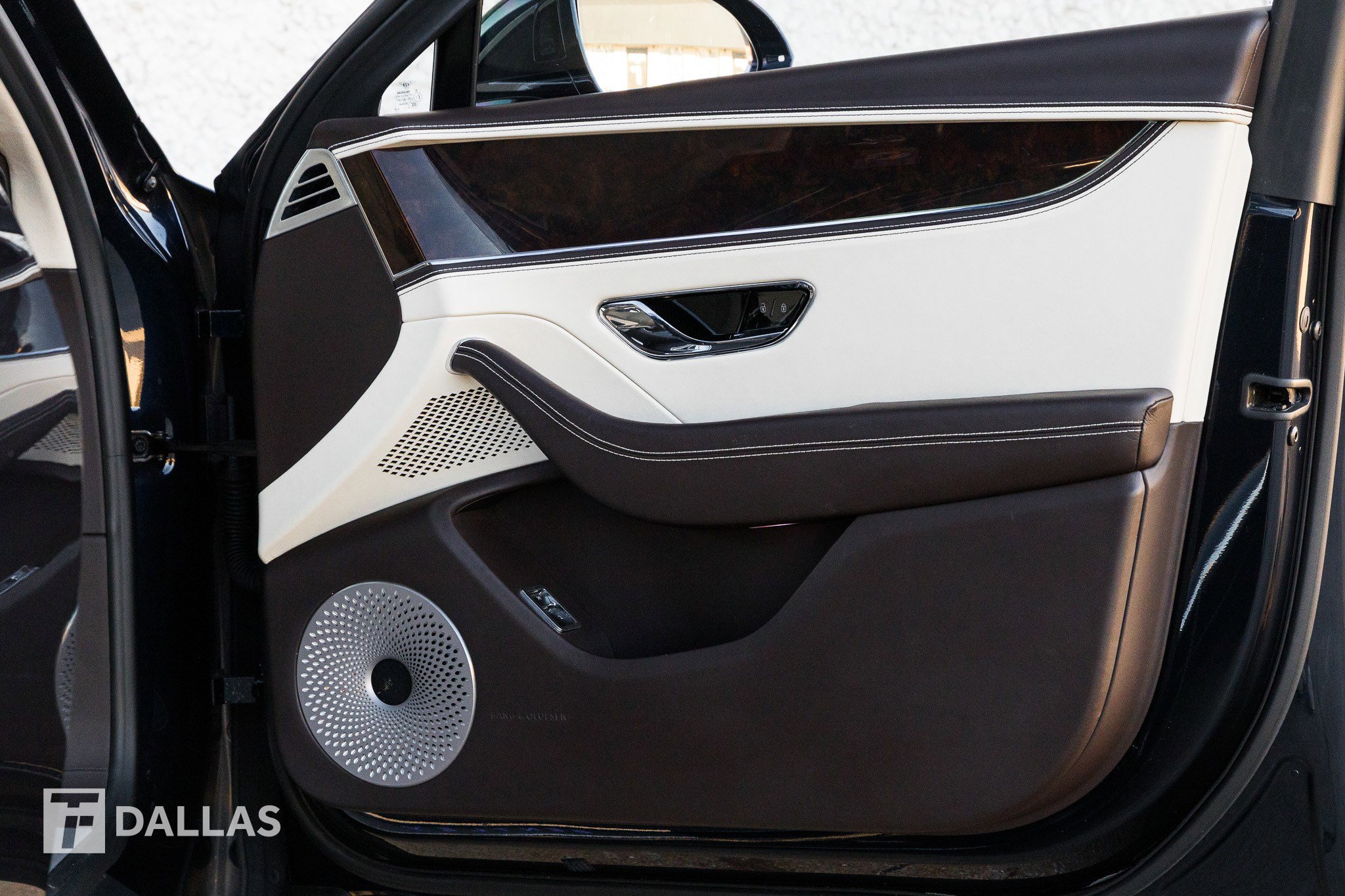 Used 2020 Bentley Flying Spur W12 image 38