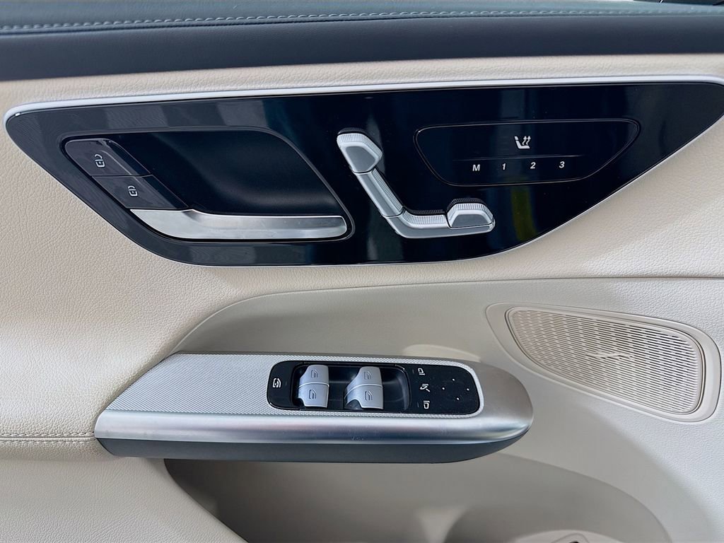 Used 2025 Mercedes-Benz GLC 350e 4MATIC image 18