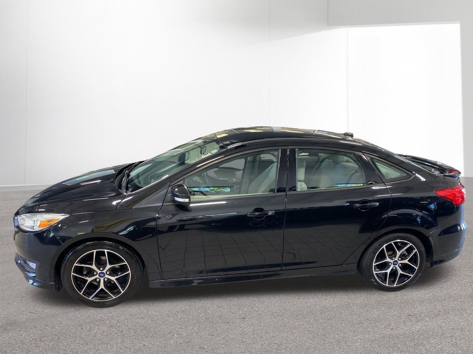 Used 2015 Ford Focus SE w/ SE Sport Package FWD image 2