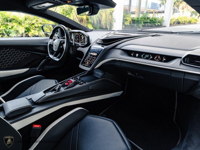 Used 2024 Lamborghini Revuelto image 36