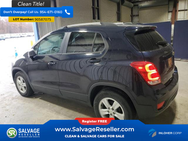 Used 2021 Chevrolet Trax LT w/ LT Convenience Package image 3