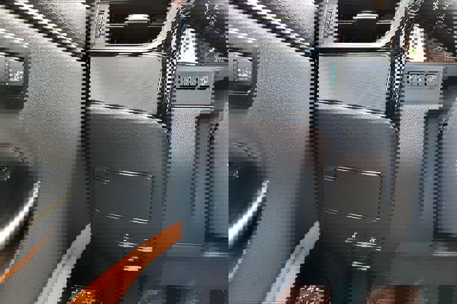 Certified 2025 Lexus ES 300h w/ Premium Package image 36