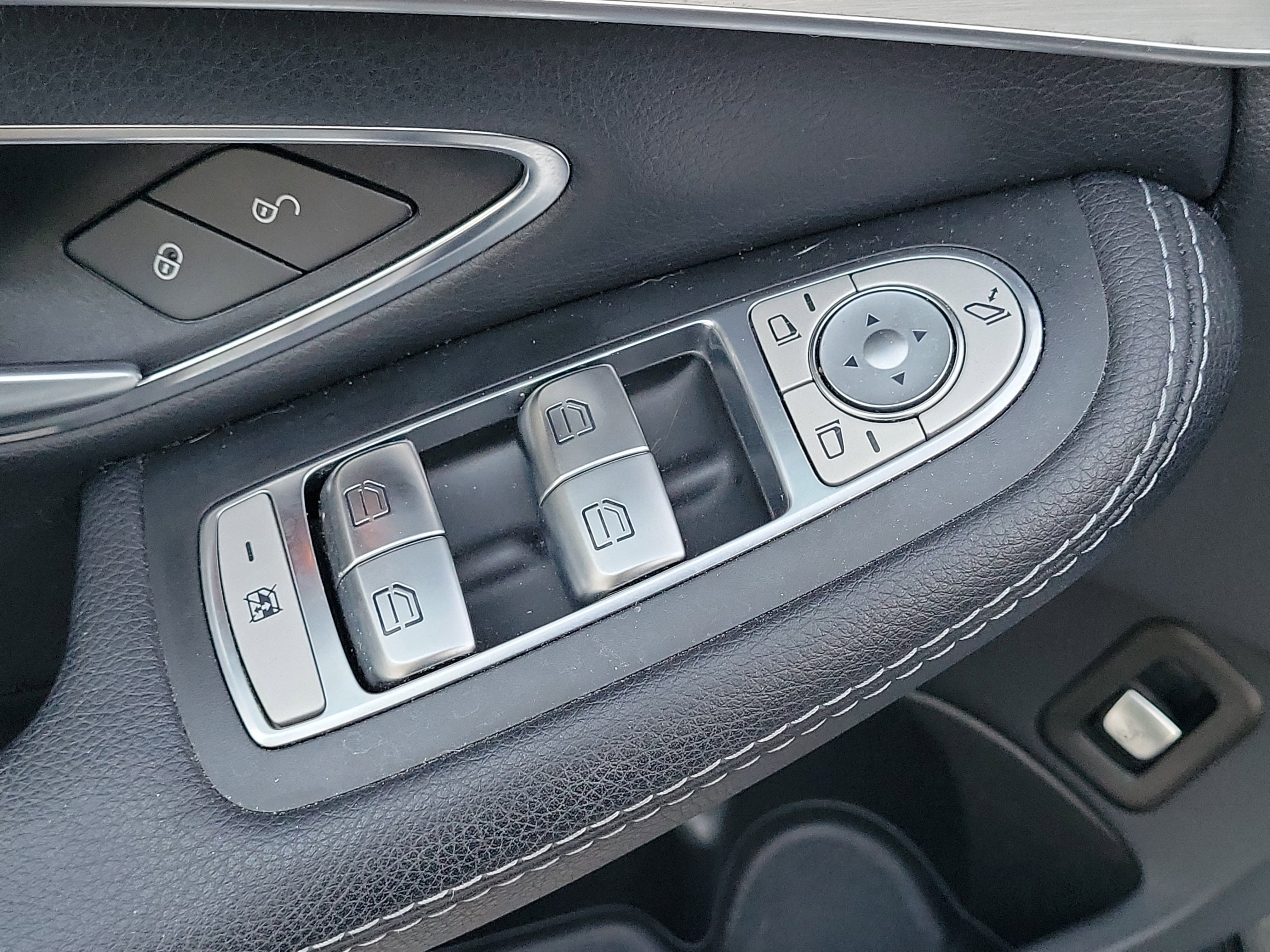 Used 2018 Mercedes-Benz C 300 Sedan image 18