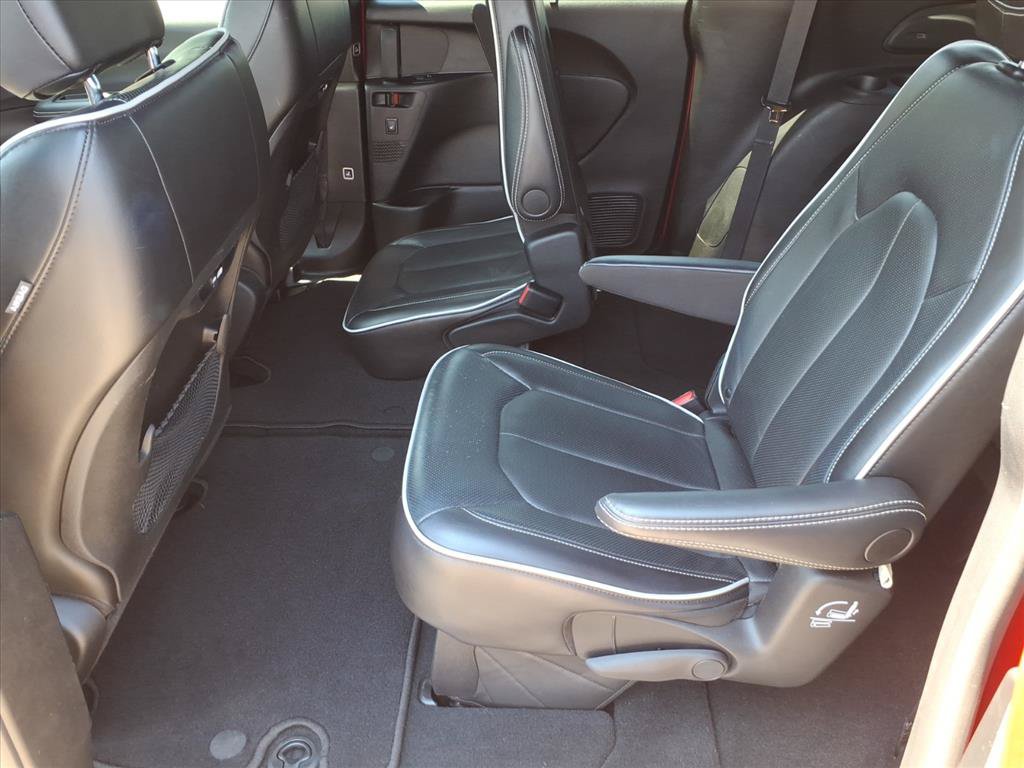 Used 2025 Chrysler Pacifica Limited FWD image 13