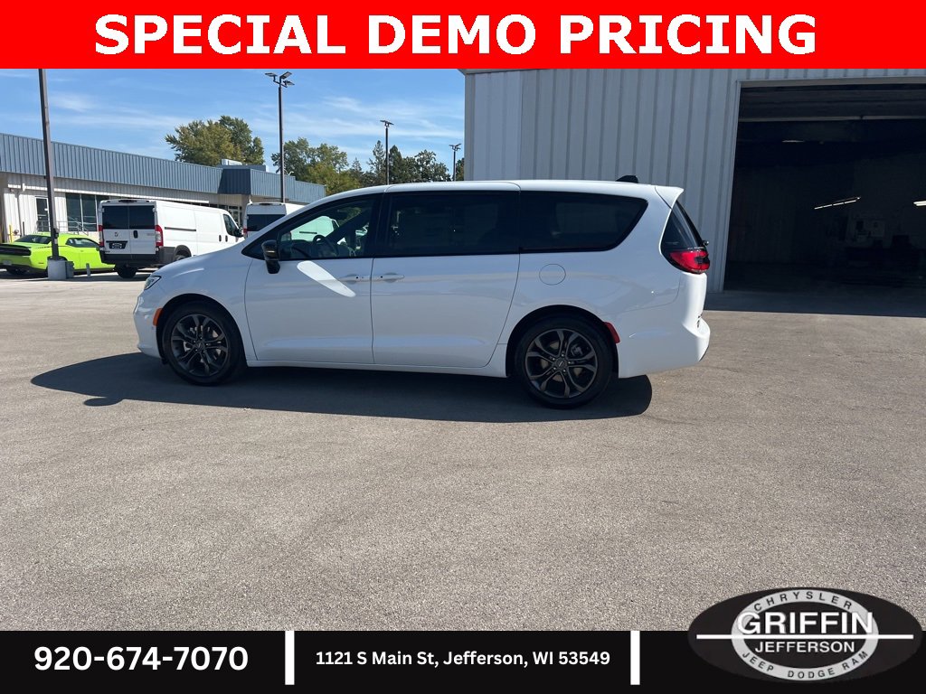 New 2026 Chrysler Pacifica Select image 21