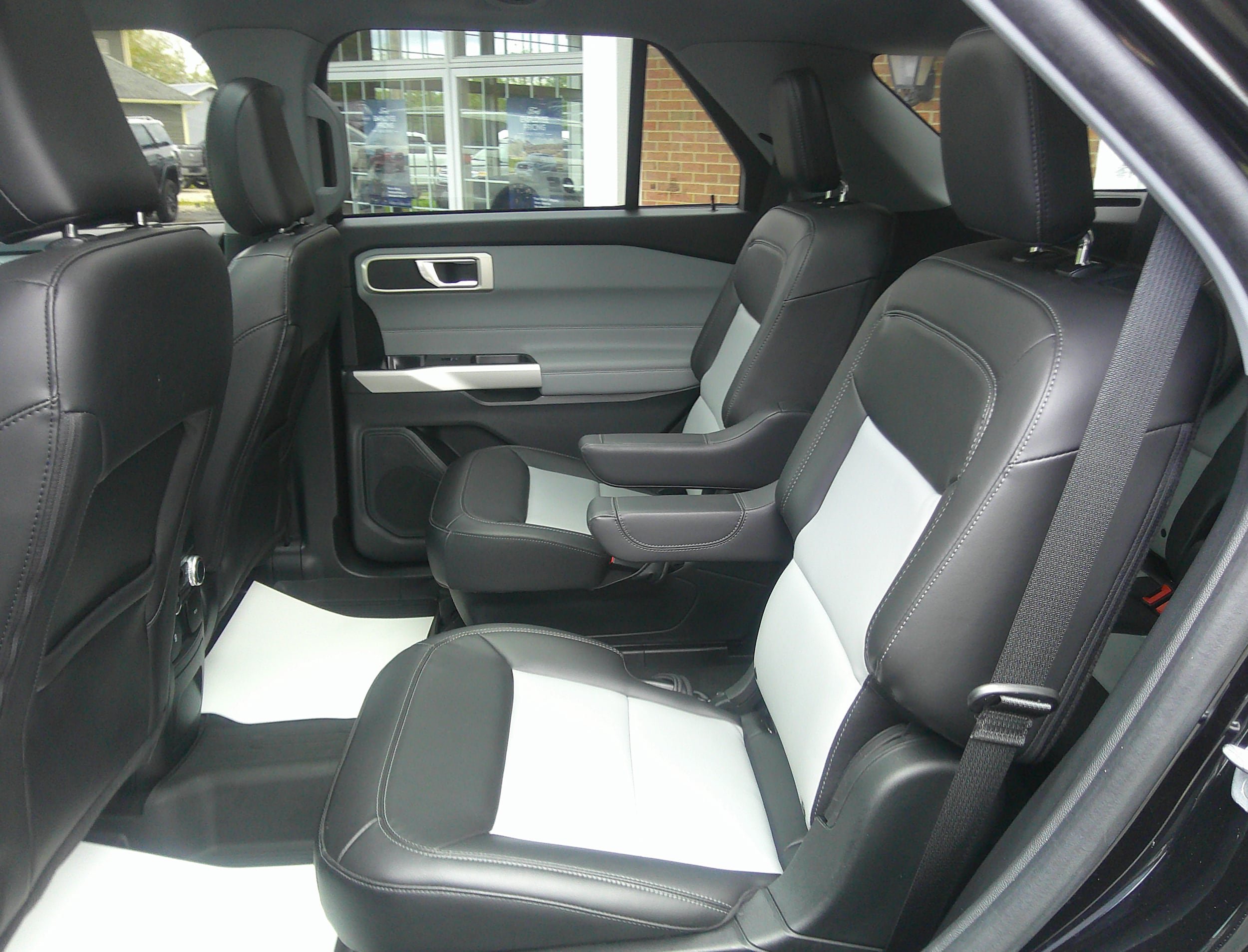 Used 2022 Ford Explorer XLT w/ Equipment Group 202A AWD/4WD image 19