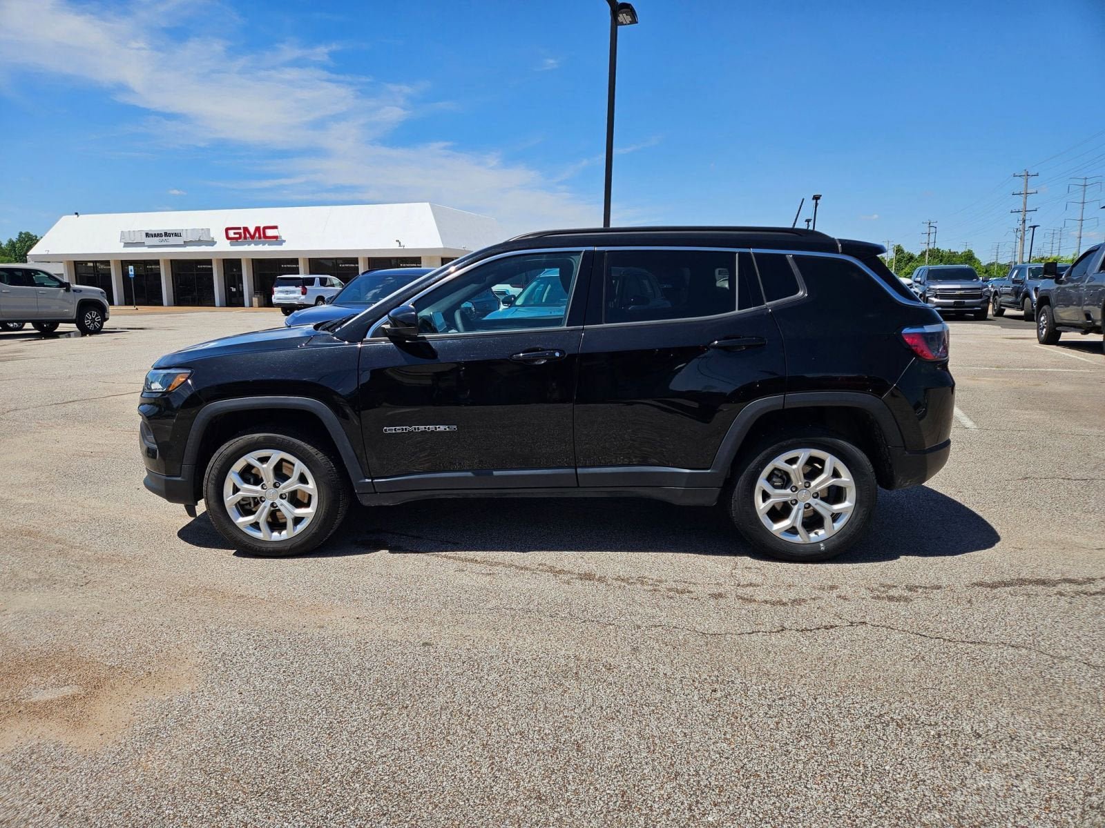 Used 2024 Jeep Compass Latitude AWD/4WD image 2