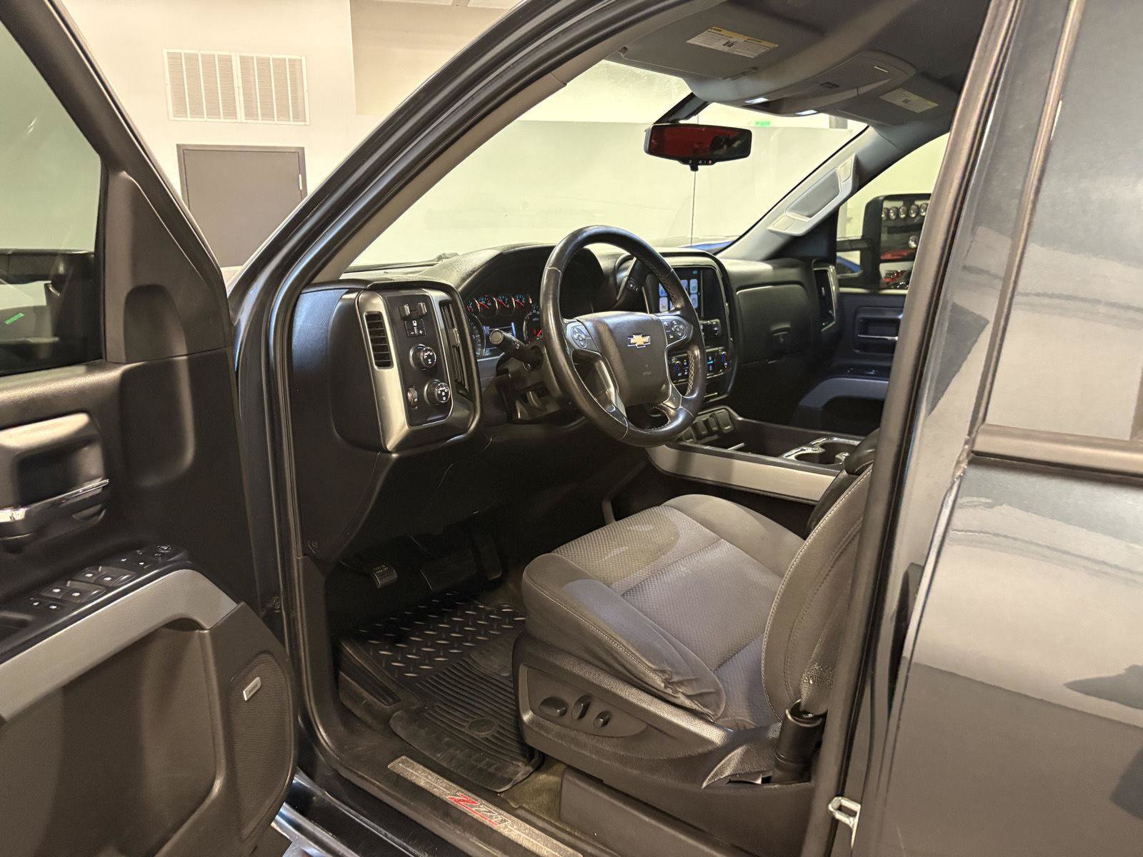 Used 2018 Chevrolet Silverado 1500 LT w/ All Star Edition AWD/4WD image 10