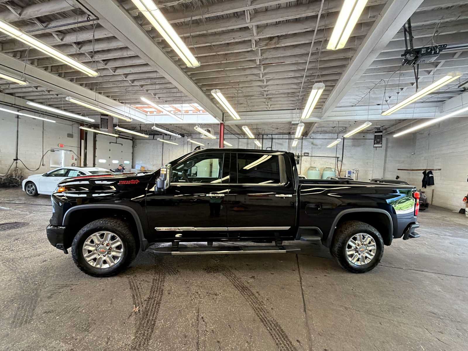 Used 2025 Chevrolet Silverado 2500 High Country w/ High Country Premium Package AWD/4WD image 4