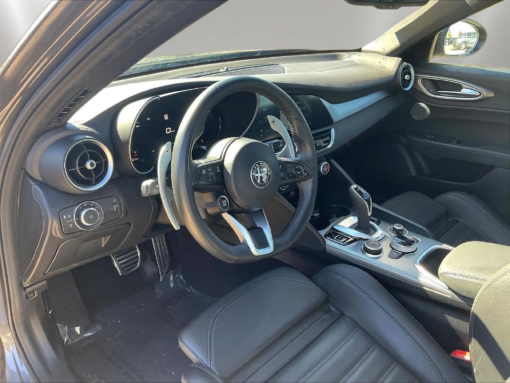 Used 2024 Alfa Romeo Giulia Veloce AWD/4WD image 17