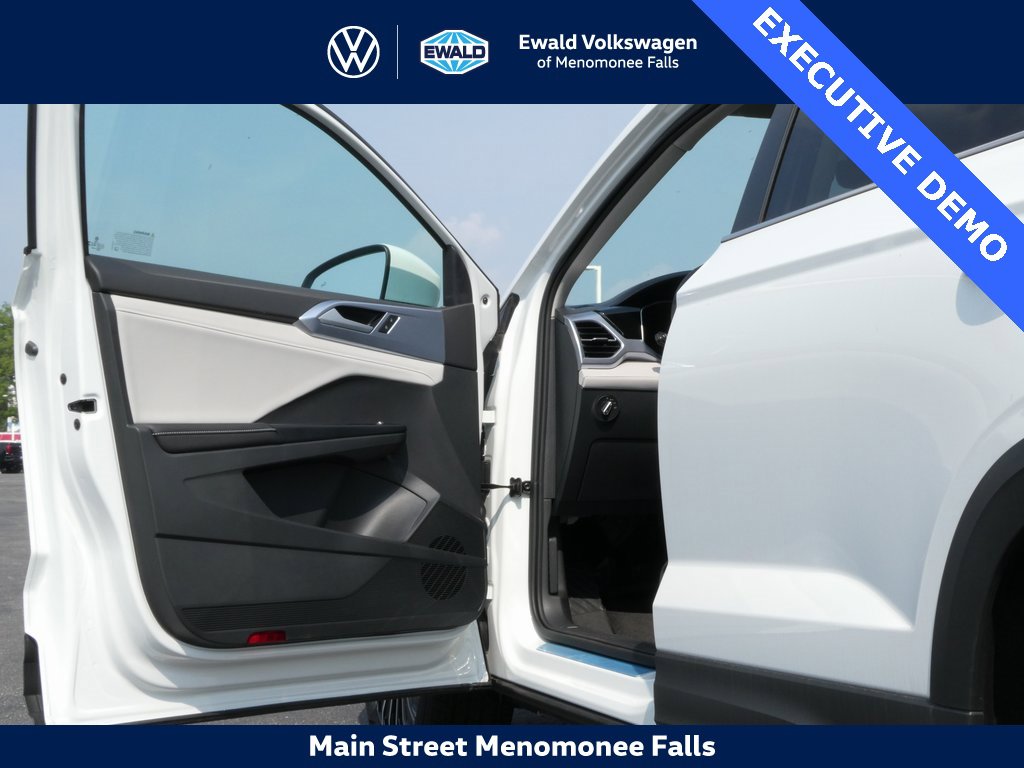 Certified 2025 Volkswagen Taos SE image 25