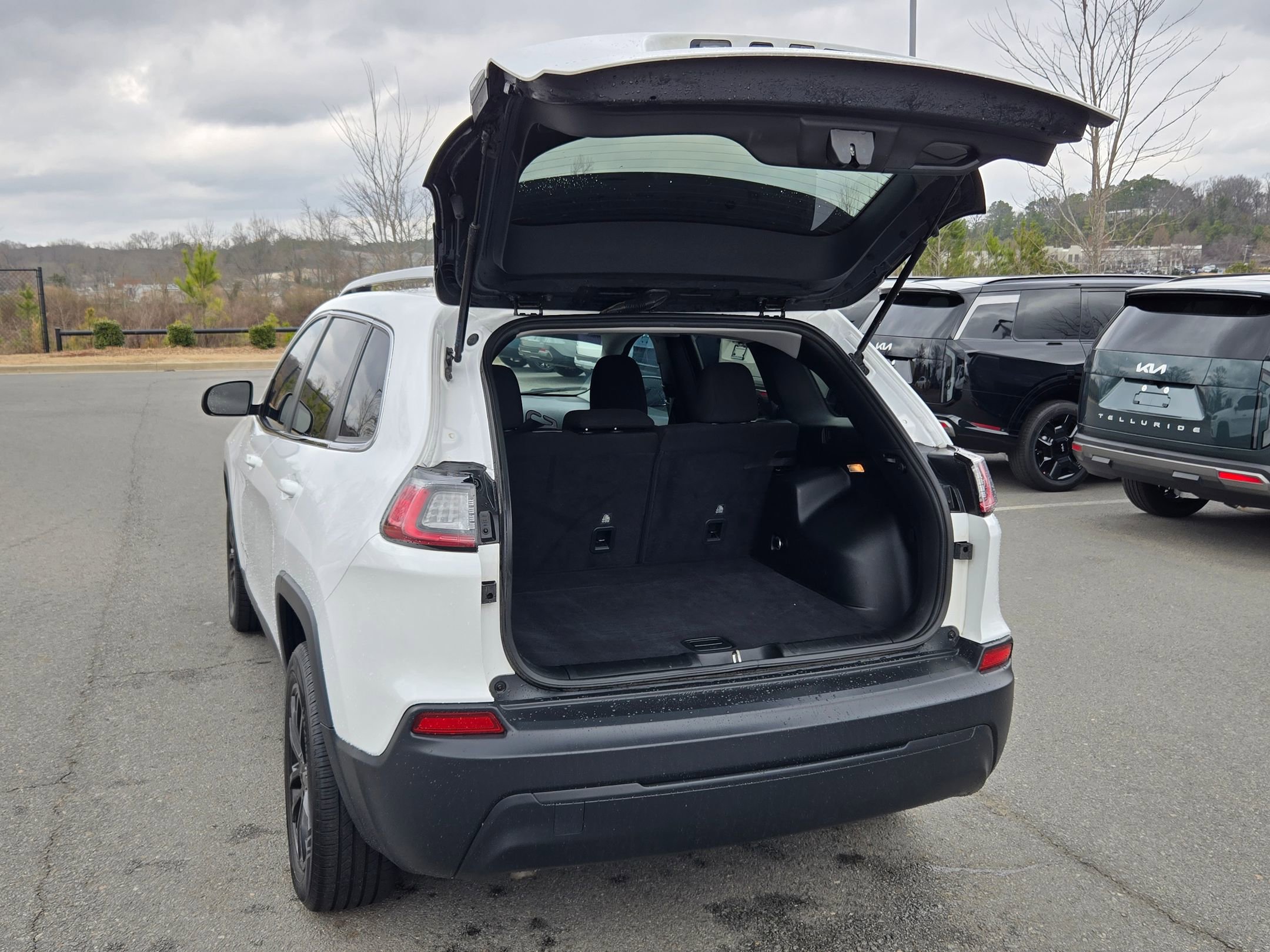 Used 2019 Jeep Cherokee Latitude w/ Popular Appearance Group image 18