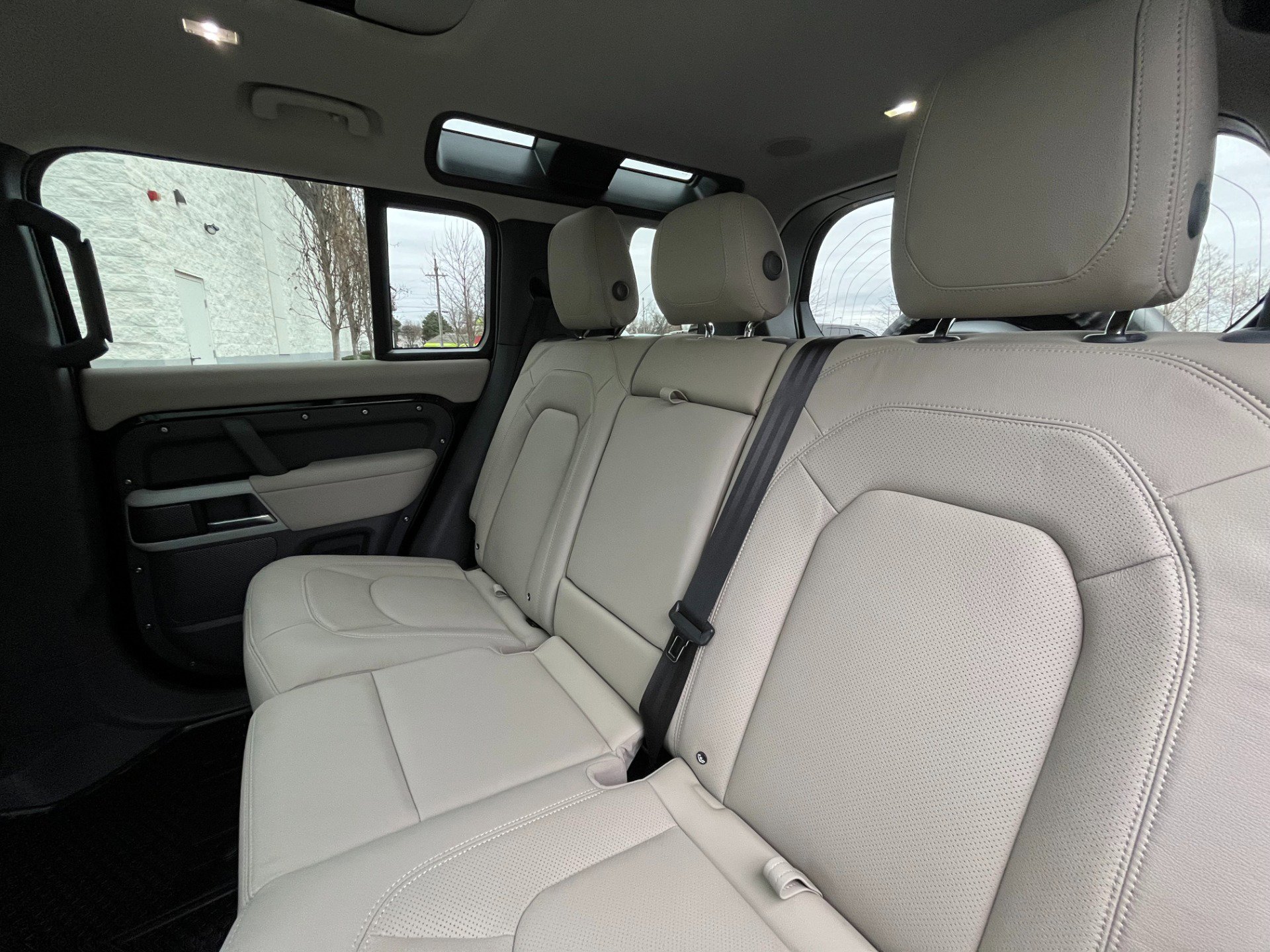 Used 2024 Land Rover Defender 110 SE image 28