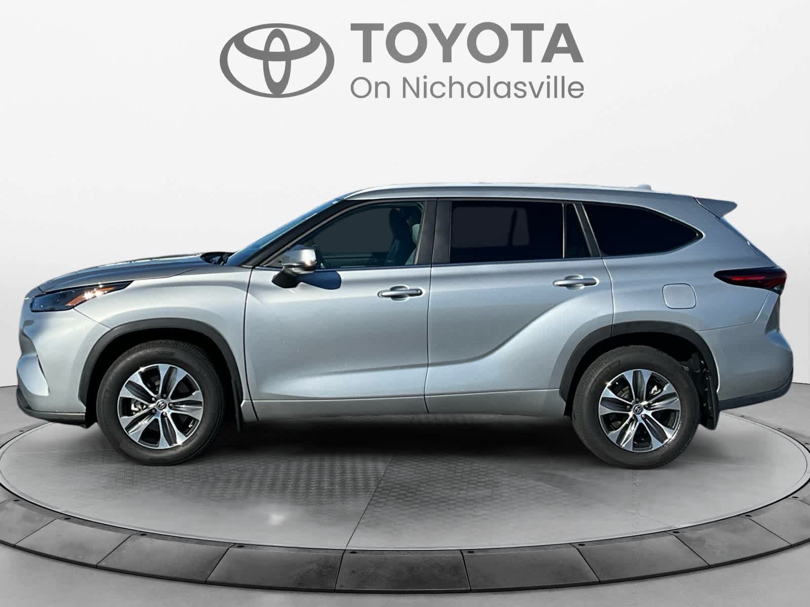 Used 2024 Toyota Highlander XLE AWD/4WD image 2