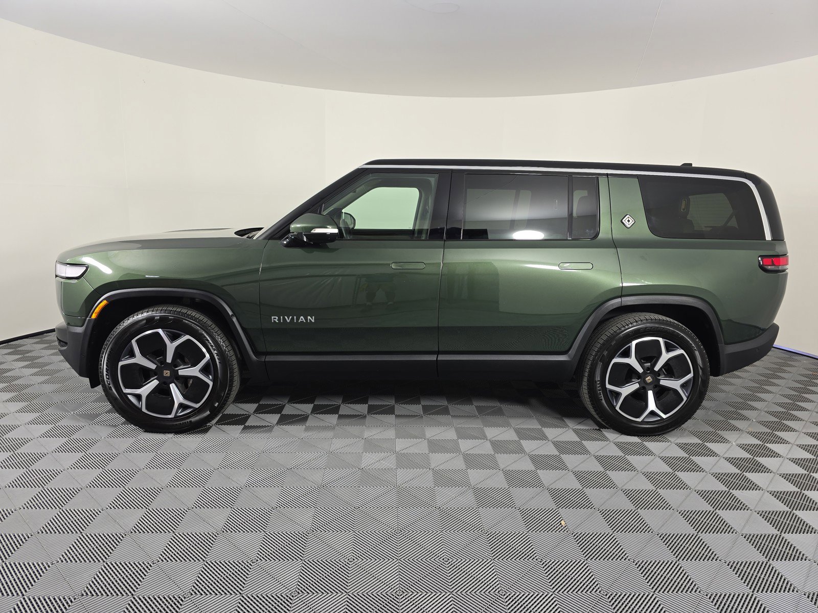 Used 2024 Rivian R1S Adventure AWD/4WD image 2