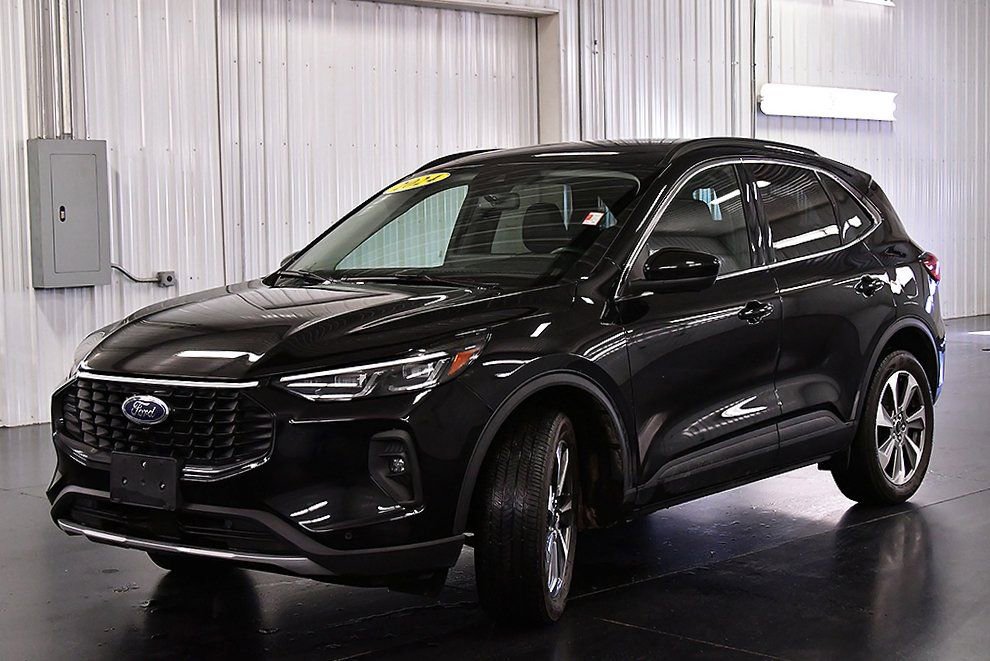 Used 2024 Ford Escape Platinum image 3