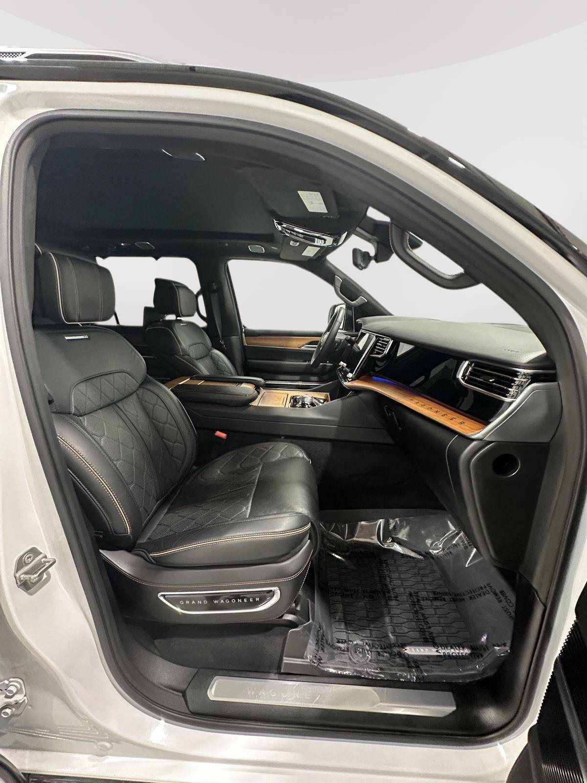 Used 2025 Jeep Grand Wagoneer L Series III w/ Rear-Seat Entertainment Group AWD/4WD image 27