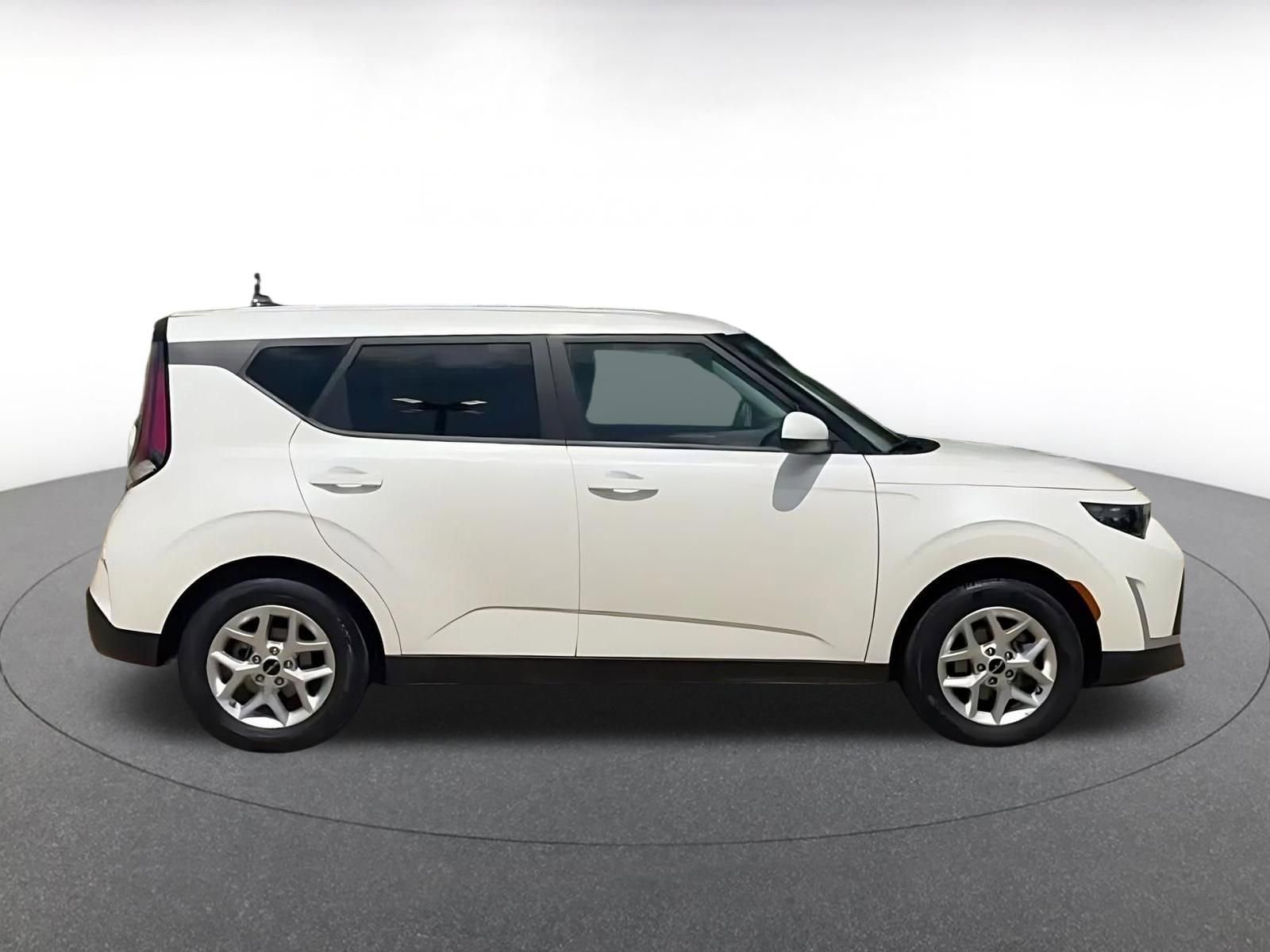 Used 2025 Kia Soul LX w/ LX Technology Package FWD image 16