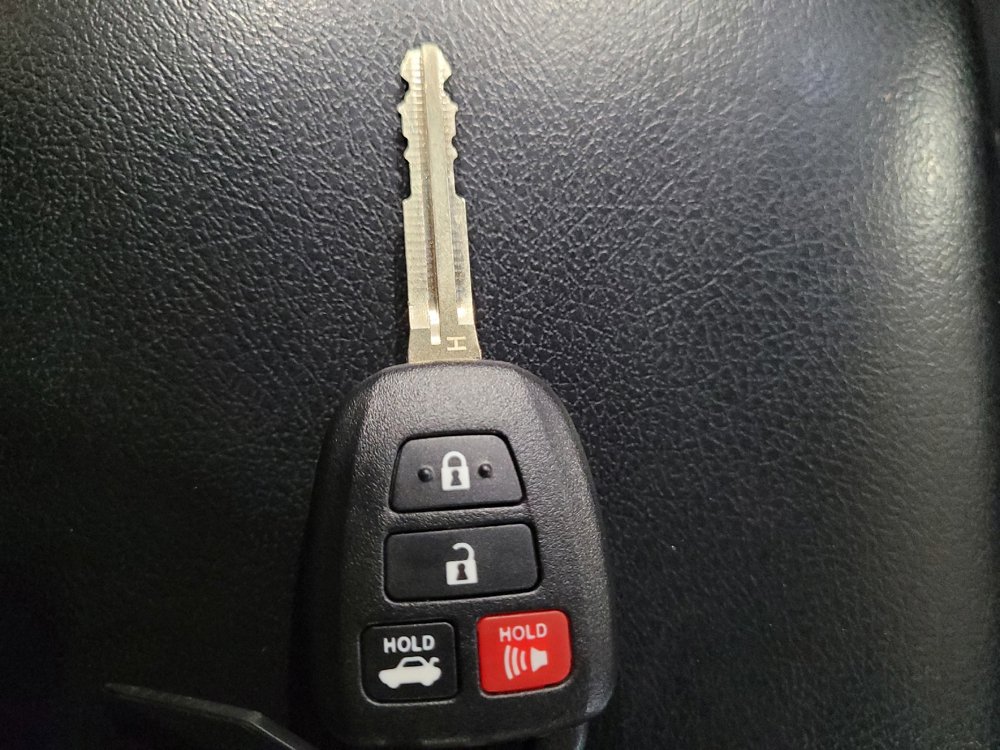 Used 2016 Toyota Camry SE w/ Moonroof Package FWD image 32