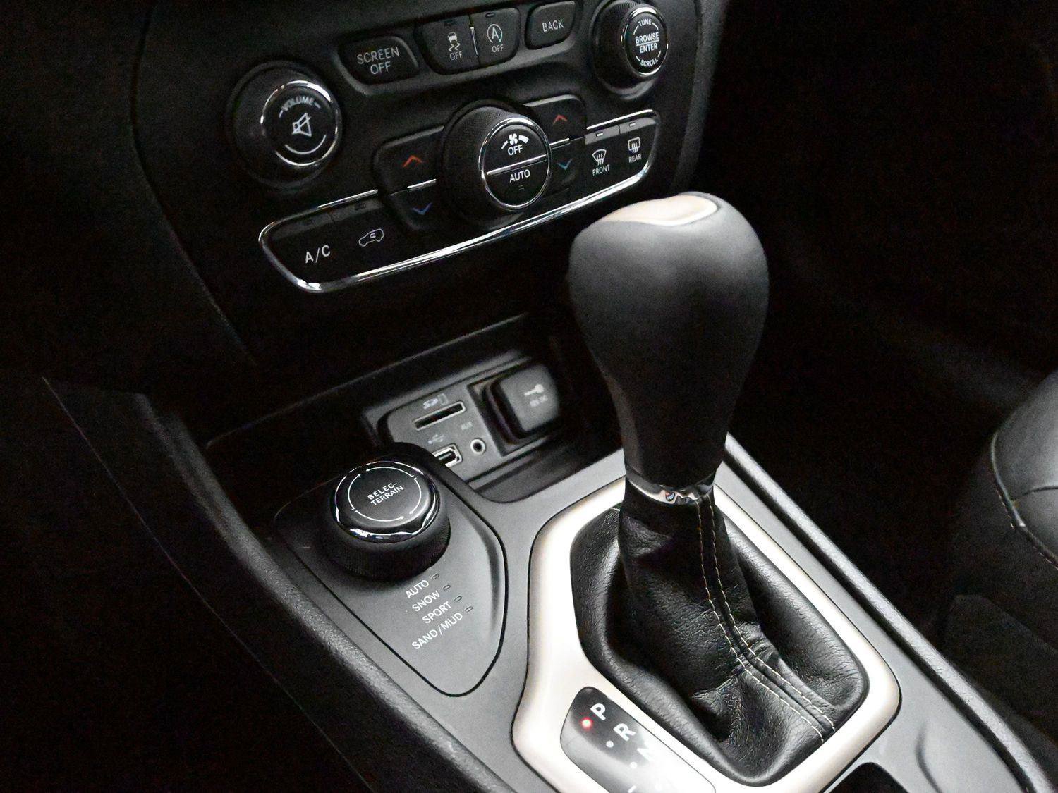 Used 2018 Jeep Cherokee Limited AWD/4WD image 5