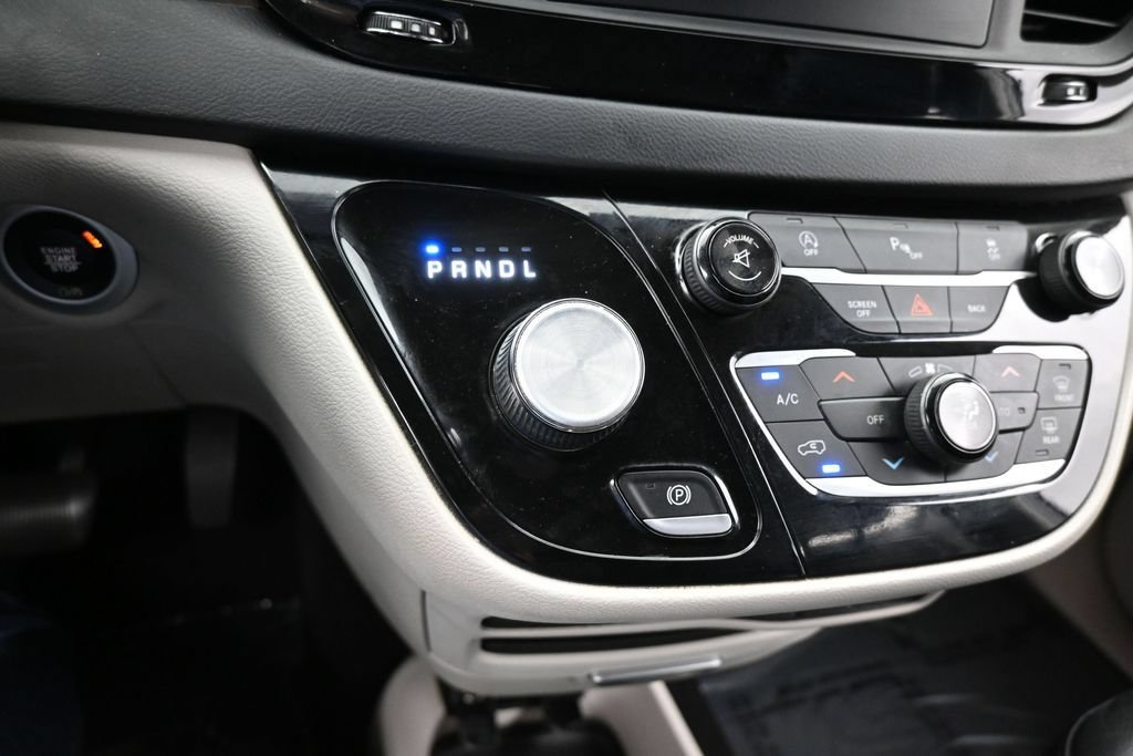 Used 2017 Chrysler Pacifica Touring-L FWD image 28