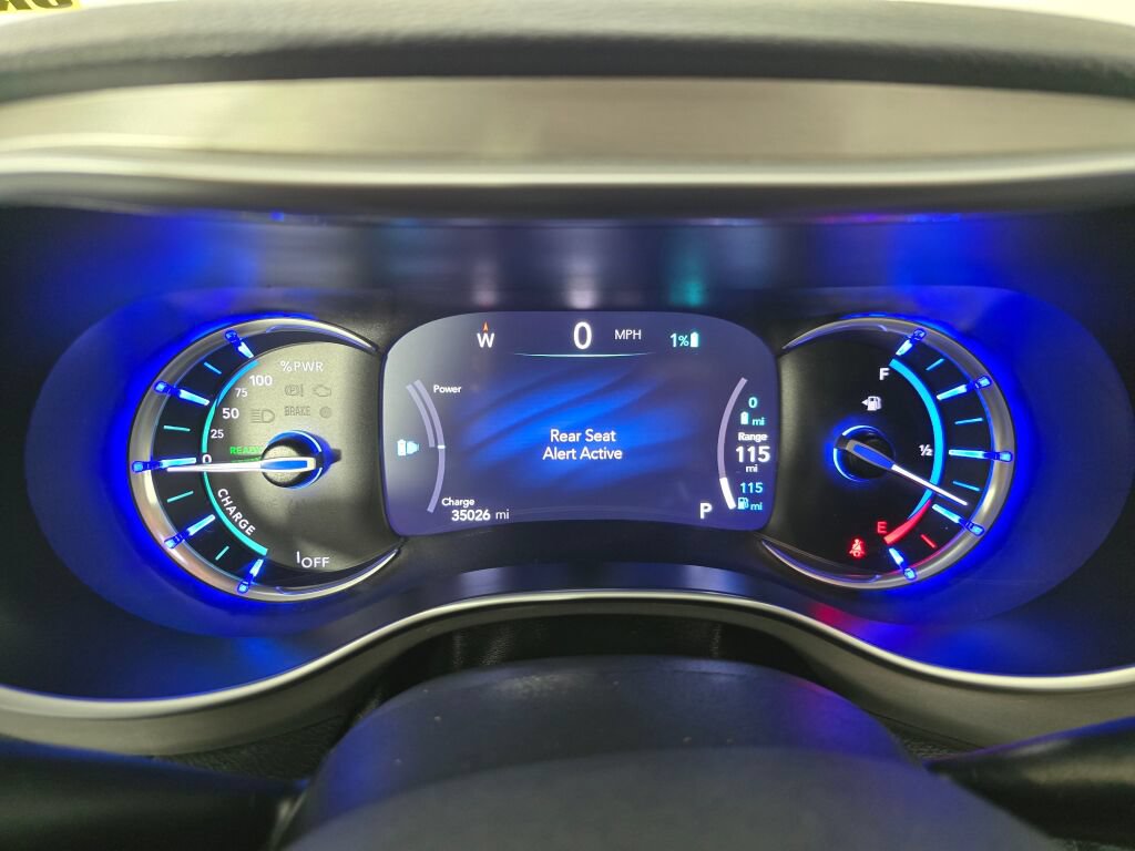 Used 2023 Chrysler Pacifica Limited w/ Uconnect Theater Family Group FWD image 26