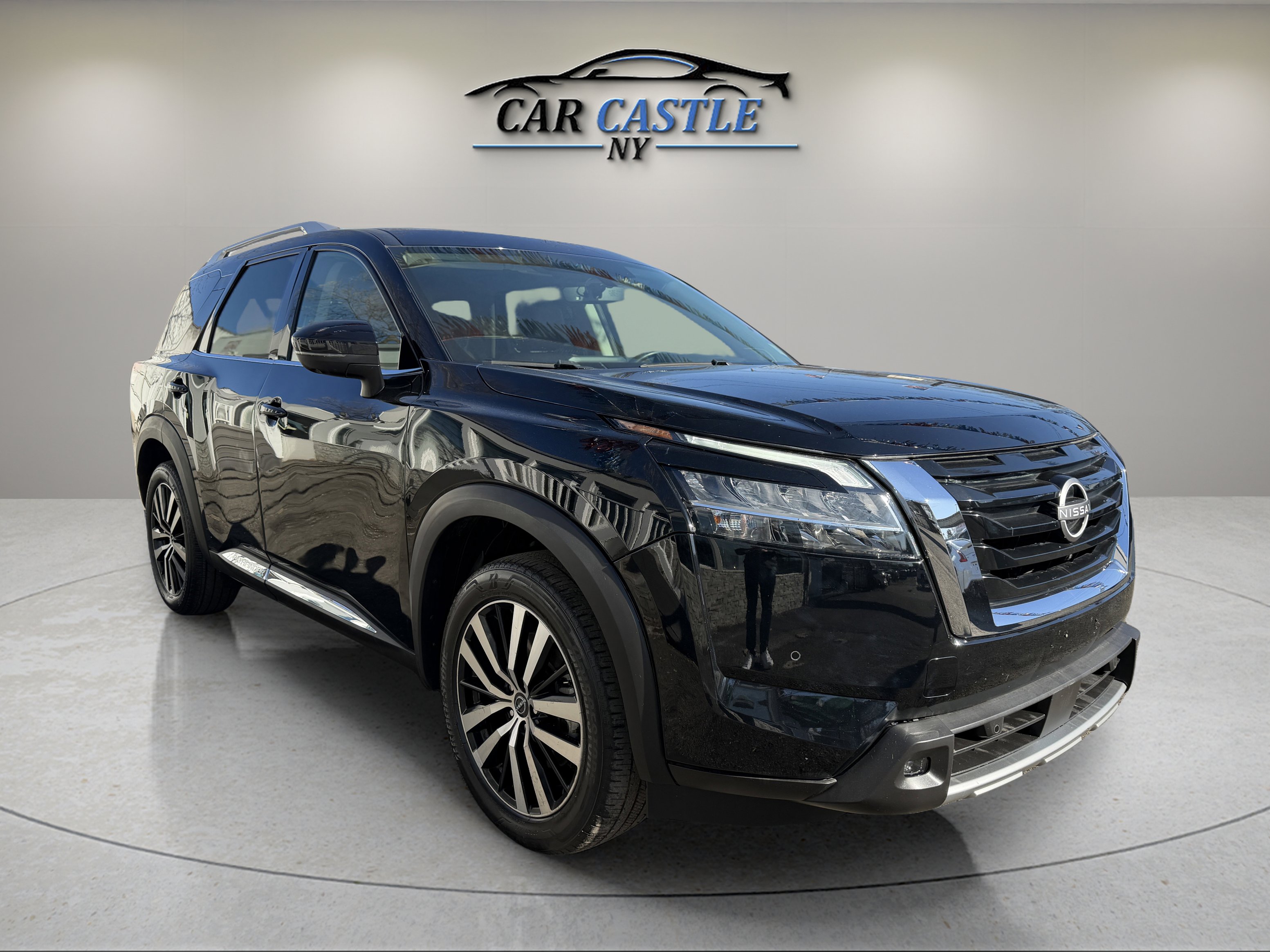 Used 2023 Nissan Pathfinder Platinum w/ Cargo Package image 3