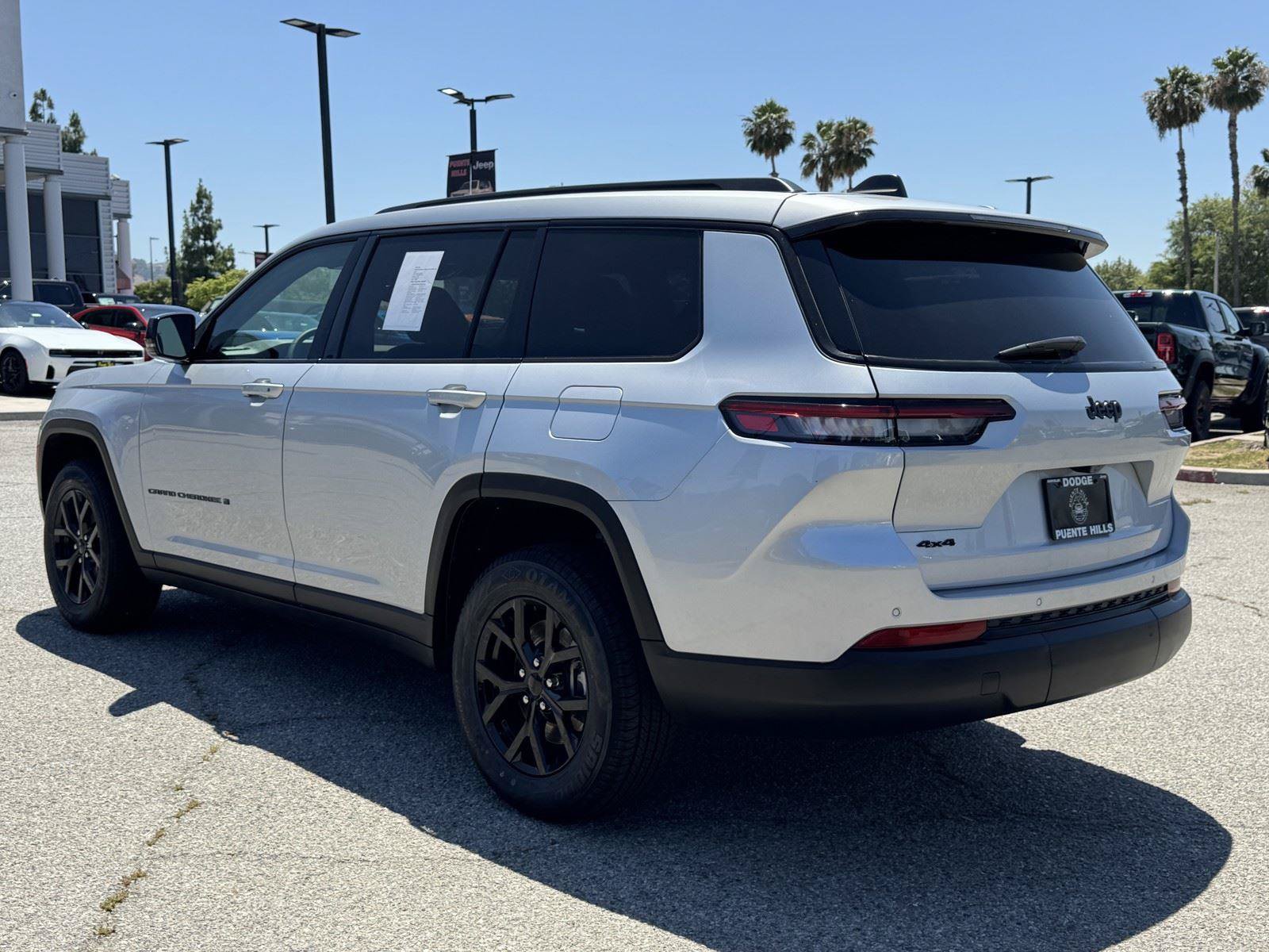 Used 2024 Jeep Grand Cherokee L Laredo AWD/4WD image 5