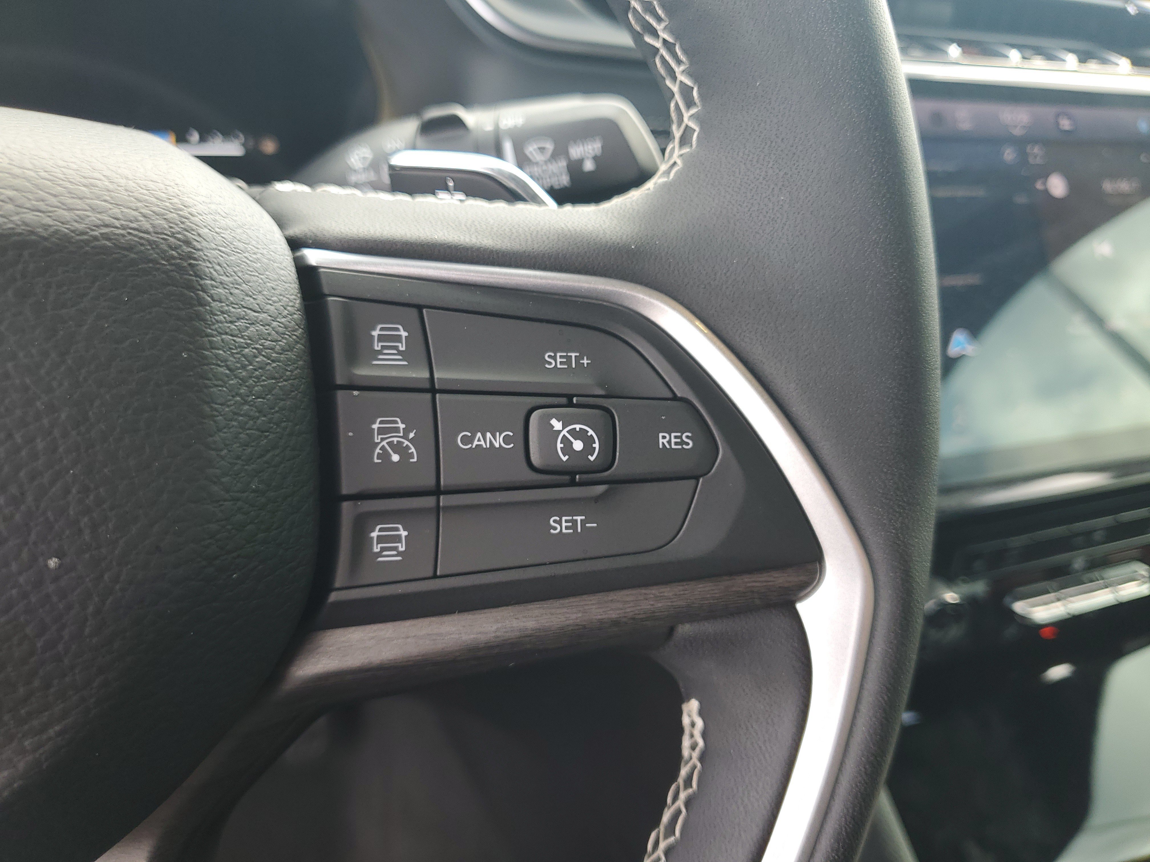 Used 2025 Jeep Grand Cherokee L Limited w/ Black Appearance Package RWD image 17