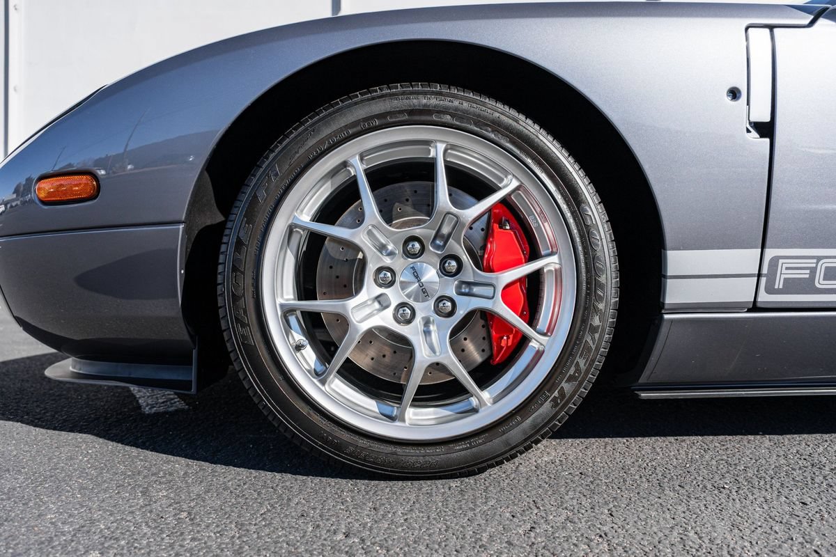 Used 2006 Ford GT RWD image 5