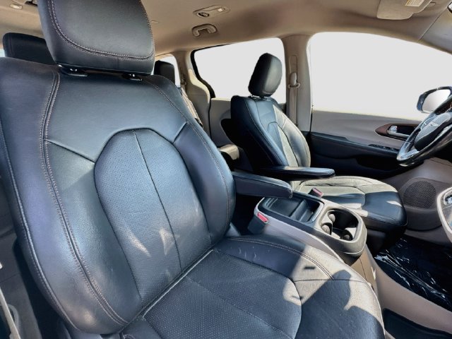 Used 2019 Chrysler Pacifica Touring-L FWD image 32
