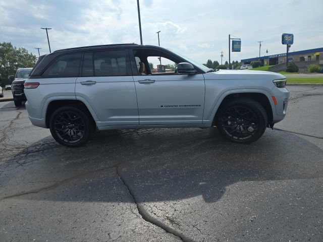 Used 2025 Jeep Grand Cherokee Summit AWD/4WD image 10